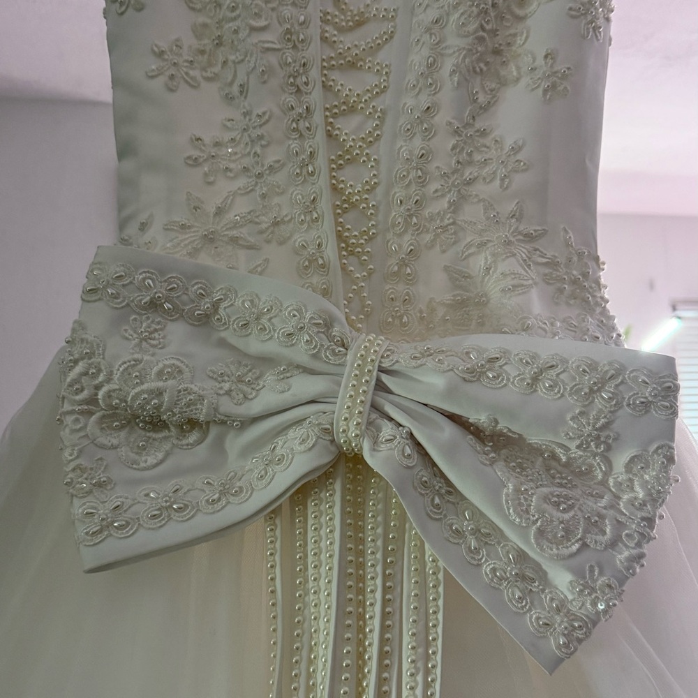 Vintage, White Sleeveless Wedding Gown with beaded bodice and full tulle skirt - Picture 5 of 16